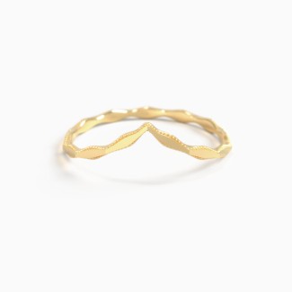 Dainty V-Shaped Milgrain Contour Band